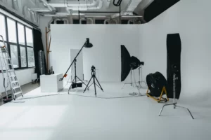 Professioneller Fotostudio-Aufbau in Hannover mit Food Fotograf Foto Studio-Lichtausrüstung und einer Kamera auf einem Stativ von Stephan Eckert.