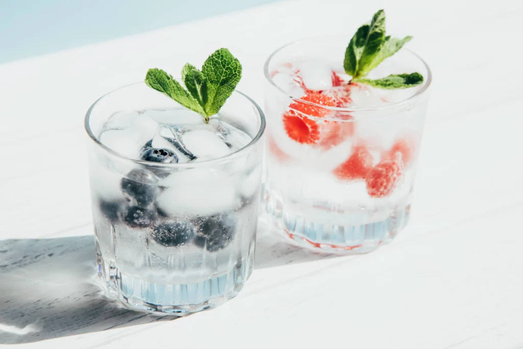 2 Gin Tonic mit Früchen auf weißem tisch von food fotograf hannover.