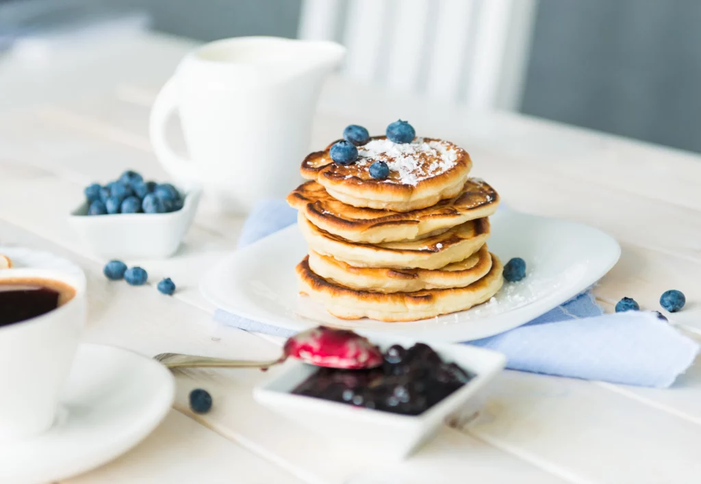 Komposition mit reifen Feigen im Schnitt und Beeren in Großaufnahme, Hintergrund mit Beeren. food fotograf hannover.