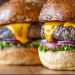 Zwei Burger auf dem Holzbrett aus nächster Nähe von food fotograf hannover.